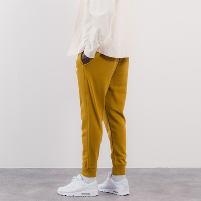 Pantallona dres Nike Club Jogger FT për burra, mustard e verdhë