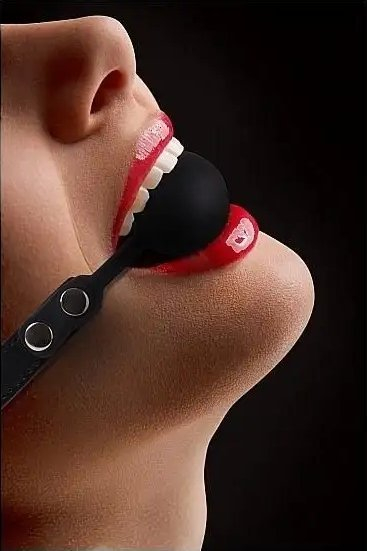 Top goje BDSM Ouch Silicone Ball Gag, silikon, me rripa që rregullohen, i zi
