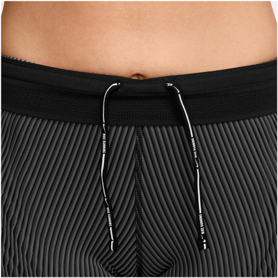 Shorce sportive Nike AeroSwift Dri-FIT ADV për gra, me rrjetë, të zeza
