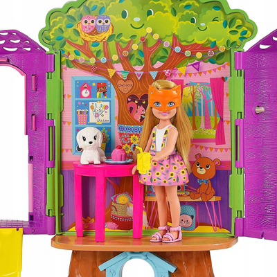Set lodër Barbie Chelsea Tree House, shpi e vogël në pemë, me kukull dhe qenush, shumëngjyrësh