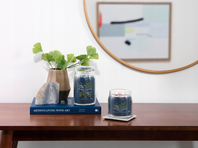 Qiri aromatik Yankee Candle Signature Medium Jar Bayside Cedar, 368 g, shumëngjyrësh