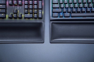Подлога за зглоб Razer Ergonomic Wrist Rest Pro, за тастатура со целосна големина, мемориска пена со ладење со гел, црна