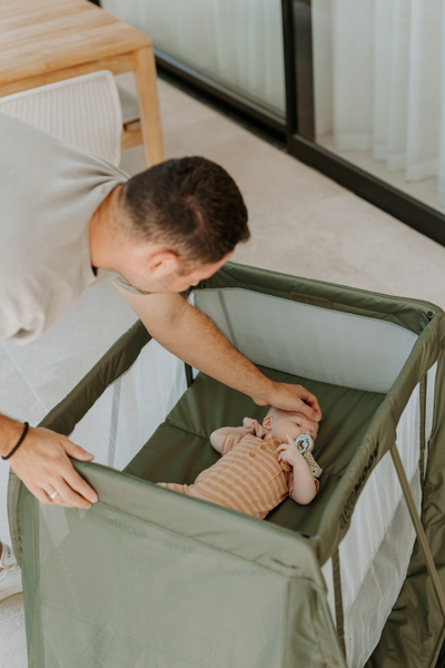 Krevat udhëtimi bebe AeroMoov, shumë i lehtë, me 2 nivele, jeshil Green Moss