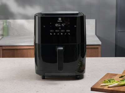 Fritezë me ajër Electrolux Series 800 EAF7SB me avull, e zezë