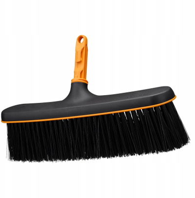 Fshesë rruge Fiskars OneClick, 34 cm, për oborr edhe trotuar, e zezë