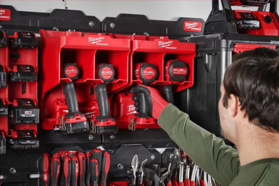 Mbajtëse për stërvitje Milwaukee PACKOUT Drill Stand, plastike, për tu var në mur, e kuqe