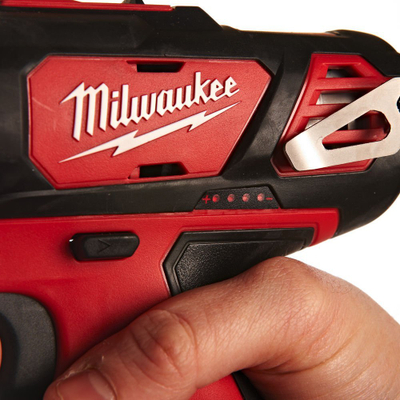 Sharrë goditëse pa kabllo Milwaukee M12 BPD, 12V, bateri 2.0Ah, e kuqe me të zezë