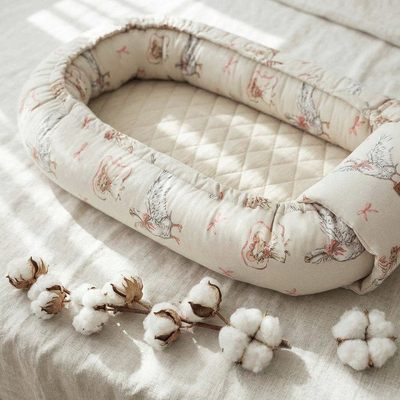 Kokon për bebe Sensillo Muslin COCOON, 80x45 cm, motiv GOOSE AND MOUSE, bezhë