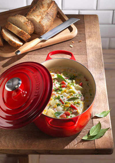 Tenxhere ovale Le Creuset Signature, prej gize, me emalim, e kuqe