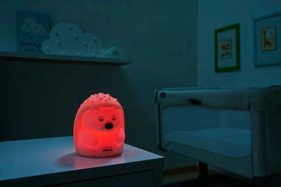 Dritë nate Chicco Sweet Lights Hedgehog, në formë iriqi, e vogël, e lëvizshme, me shumë ngjyra