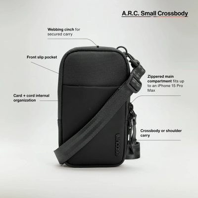 Çantë crossbody Incase a.R.C. Small, prej poliestëri të ricikluar, i bie fiks iPhone Pro Max, e zezë