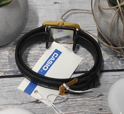 Orë dore Casio LTP-1234PGL-7A2EF, me kuarc, me kornizë ngjyrë ari, me rrip të zi