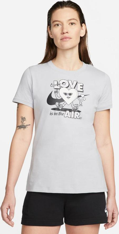 Bluzë Nike Sportswear DN5878 063, me mëngë të shkurtra, grafikë Love is in the Air, gri e hapur