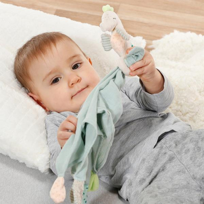 Bebelinë pelushi Fehn Seahorse, muslin 42cm, jeshile