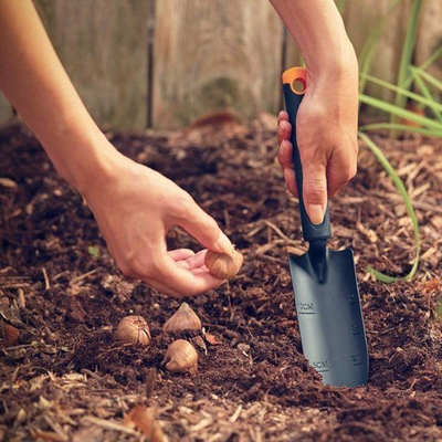 Lopatë kopshti Fiskars Ergo Transplanter 1027018, çelik që s’e ha ndryshku, dorezë komode, e zezë