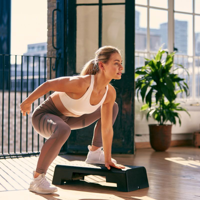 Step aerobik Reebok RAP-10150, lartësi e rregullueshme, sipërfaqe antirrëshqitëse, gri
