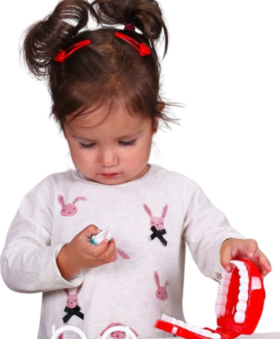 Сет играчка стоматолог Common Toys, 9 делови, пластика, црвена