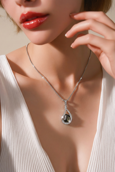 Qafore Silver me Gurë Kristali – Elegancë me Shkëlqim