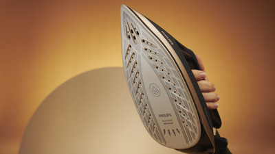 Stacion hekurosje me avull Philips PerfectCare 6000 PSG6064/80, OptimalTEMP, depozitë 1.8L, i zi