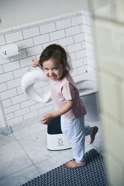 Детска тоалетна даска BabyBjörn Toilet Training Seat, прилагодлива, со рачка за закачување, бело сива