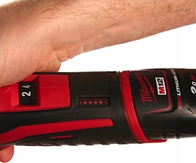 Kaçavidë këndore me bateri Milwaukee C12 RAD-0, 12V, mandrinë 10mm, e kuqe e zezë