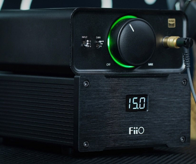 Furnizues linear energjie FiiO PL50, për pajisje audio, me ekran digjital, i zi