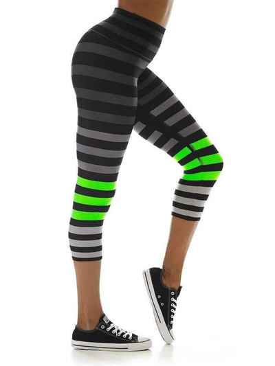 Leggings capri për goca, model Erika Stripe, me bel të lartë për sport, me vija gri e të zeza me detaje jeshile neon