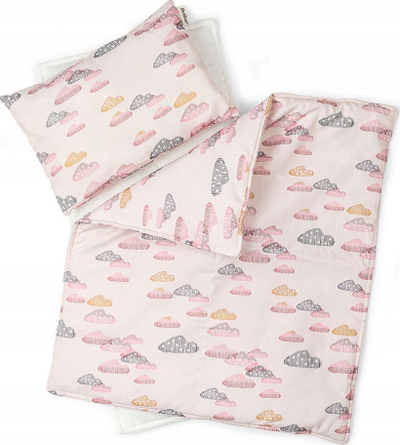 Set shtrati për kukulla Skrållan Bed Linen Set, madhësia Large, dizajn me re shumëngjyrëshe, rozë