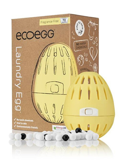Detergjent për rroba Ecoegg , 30% aniontové tenzidy (ekologicky odbouratelné povrchově aktivní látky), 15-30% neaniónové tenzidy (ekologicky odbouratelné povrchově aktivní látky), parfém (esenciální oleje).