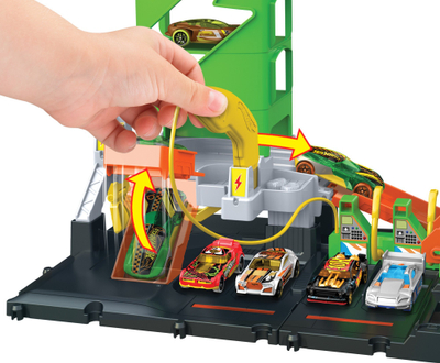 Pistë lodre Hot Wheels City Super Recharge Fuel Station, set lojërash me stacion karikimi EV, për vetura 1:64, shumëngjyrëshe