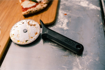 Prerëse picash Ooni Pizza Cutter Wheel, teh rrotullues, çelik inox, i zi