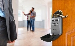 Kasafortë çelësash MasterLock 5420EURD, kapëse e rregullueshme, kod kombinimi, gri