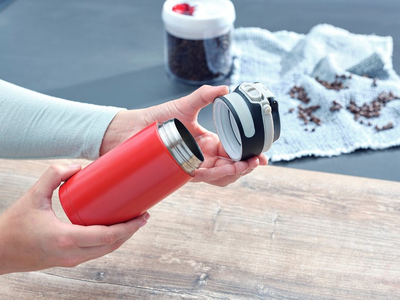 Termos Leifheit Insulated Mug Flip 3245, 350 ml, plastikë dhe çelik inox, i kuq