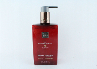 sapun duarsh Rituals The Ritual of Ayurveda, 300 ml, me trëndafil indian edhe vaj bajame, i kuq