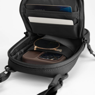 Çantë crossbody Incase a.R.C. Small, prej poliestëri të ricikluar, i bie fiks iPhone Pro Max, e zezë