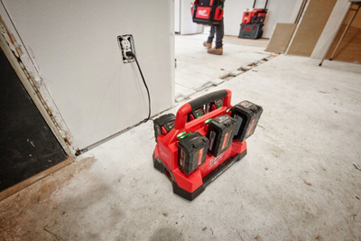 Karikues baterish Milwaukee M18 Packout PC6, 6 porta, karikim i shpejtë, i kuq