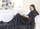 Batanije me mëngë DecoKing Lazy Soft, 170x200 cm, poliester, gri e errët