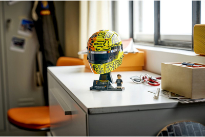 Set LEGO Editions Lando Norris McLaren F1 Helmet 43023, 793 pjesë, për moshat 14+, portokalli e verdhë