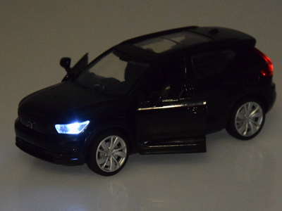 Maket makine Volvo XC40 Recharge, shkallë 1:32, me drita dhe zë, e zezë