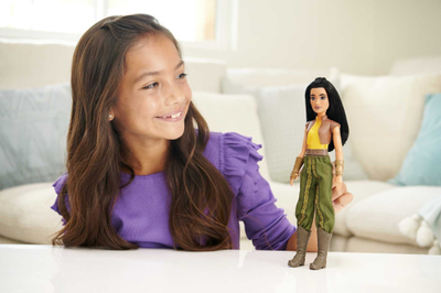 Kukull Disney Princess Raya Fashion Doll, me aksesorë, flokë të zinj