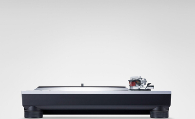 Gramafon Technics SL-1500CEE-S, lëvizje direkte, para-fazë MM e integruar, argjendtë