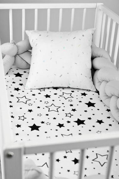 Çarçaf krevati për bebe Sensillo Printed Black Stars, pambuk, 60x120 cm, i bardhë me yje të zinj