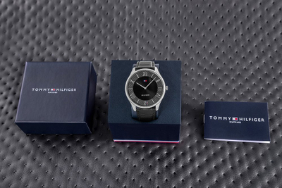 Orë dore meshkuj Tommy Hilfiger, 43mm, rrip lëkure, argjend e zezë
