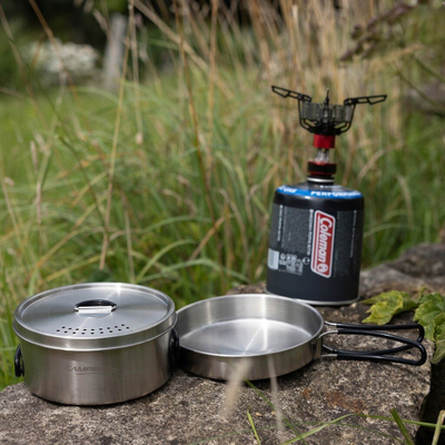Set gatimi trekking nga çelik inox, tenxhere dhe tigan, doreza silikoni, gri