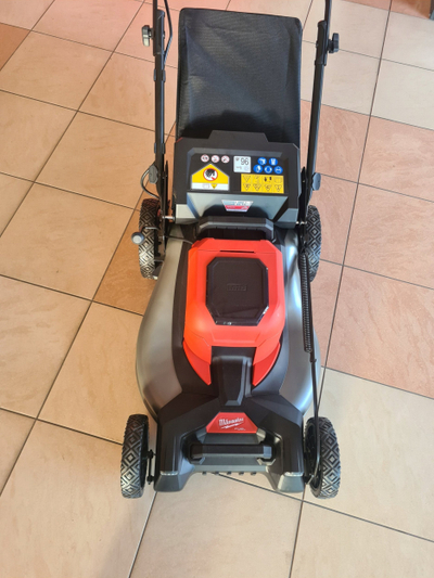 Kositëse bari Milwaukee M18 F2LM53 Fuel, pa kabllo 18V, vetështytëse 53 cm, e kuqe me të zezë