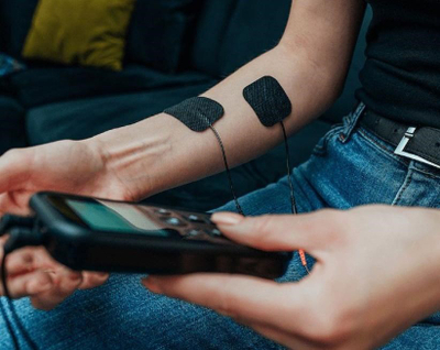 Aparat elektrostimulues EMS TENS, 2 kanale, ekran i madh, i bardhë