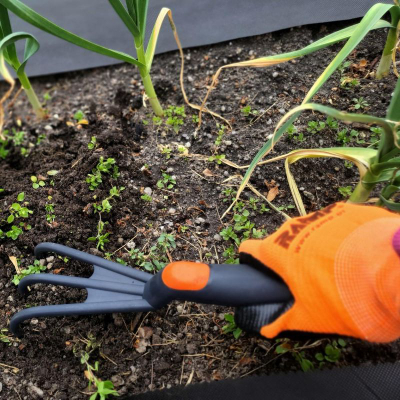 Kultivator dore Saska Garden CLAWS, i rehatshëm në dorë, me 3 dhëmbë, zi me portokalli