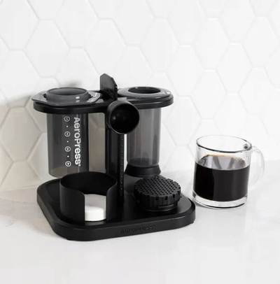 Mbajtëse organizer AeroPress Stand, me ndarje aksesorësh, këmbë gome, e zezë