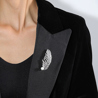 Brosh me kristale elegante Troli