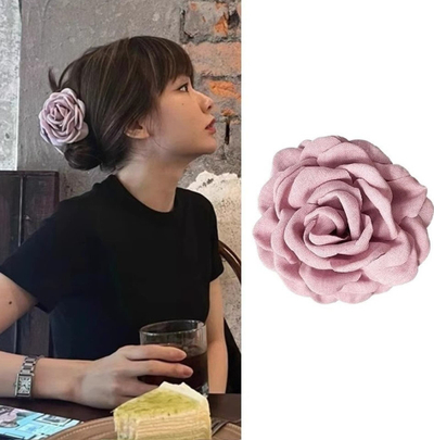 <![CDATA[Kllips flokësh Ecarla Rose, me lule tekstili, 9cm, rozë e zbehtë]]>